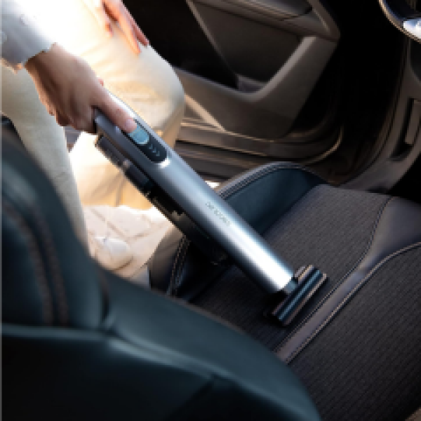 handheld vacuum cleaner cleaning car seat